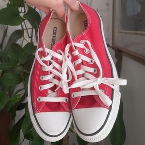 Unisex Converse size 6 MENS/8 WOMENS, Strawberry